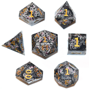 ลูกเต๋า DND ทรงเหลี่ยมคม ทำจากเรซิ่น สำหรับเกม RPG ดราก้อนเดนจ์ ขายส่ง ลูกเต๋า DND ทำมือแบบกำหนดเอง ชุด 7 ชิ้น D4 D6 D20 - Product Image 6