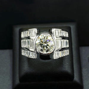 Anello da Donna Q739 in Oro Bianco con Diamanti, Taglio Brillante Rotondo e Pietre Laterali a Baguette, Diamante Naturale Colore D per Fidanzamento - Product Image 6