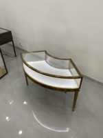 Table de présentation de bijoux en acier inoxydable doré incurvée avec vitrine demi-lune en verre trempé à LED pour boutiques, commerces de détail et événements