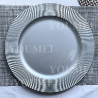 13 pouces élégant fête Banquet rouge spirale ronde en plastique argent Table mariage chargeur assiettes pour dîner réception