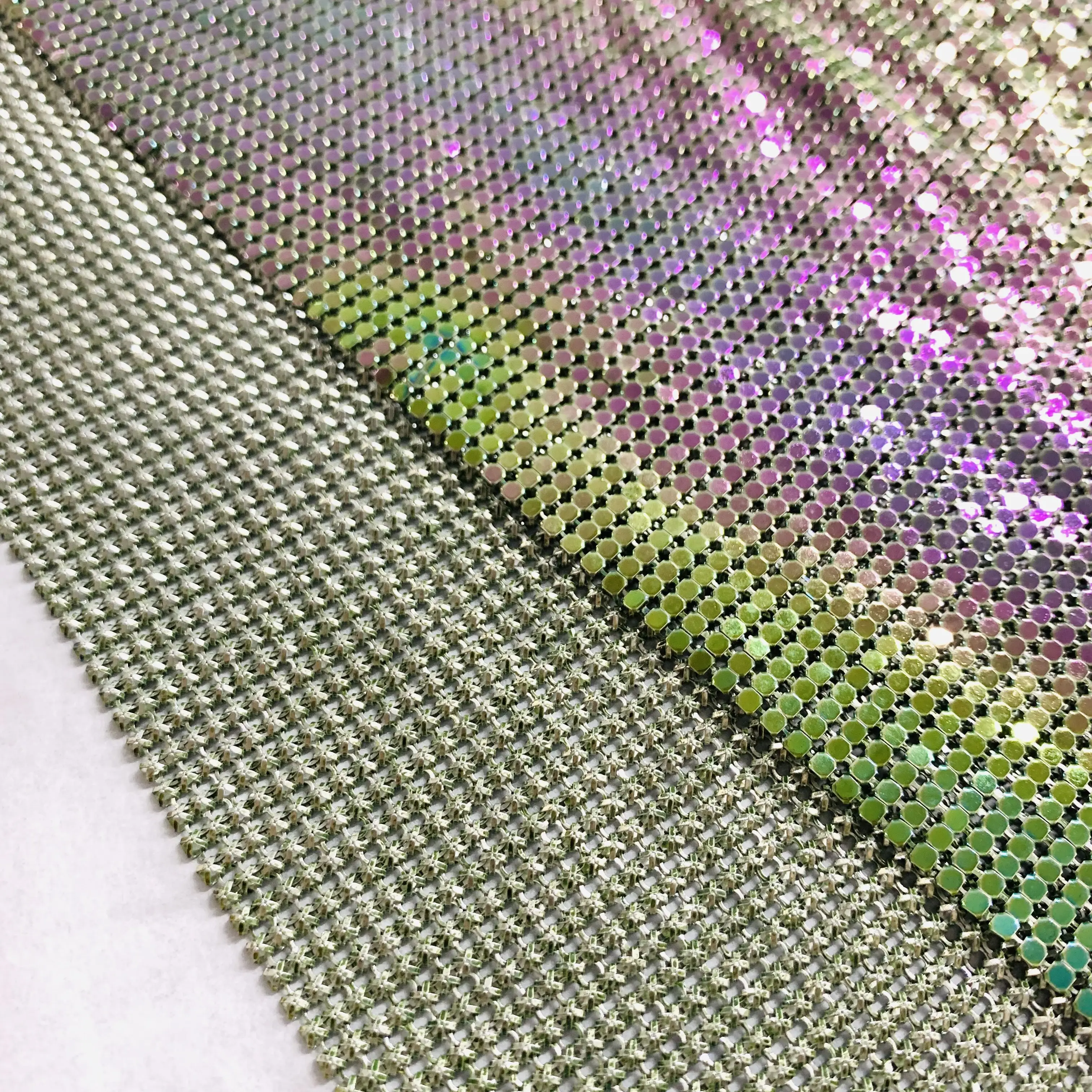 Tissu de maille à paillettes métallique coloré personnalisé de 3mm pour les vêtements de design de mode