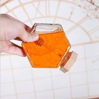 Penjualan Panas Stoples Madu Kaca Berbentuk Heksagon dengan Tutup Kayu dan Sendok Kayu untuk Pernikahan.