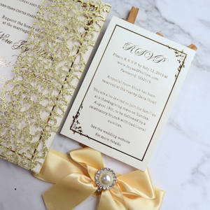 Invitations de <span class=keywords><strong>mariage</strong></span> personnalisées de luxe en <span class=keywords><strong>dentelle</strong></span> dorée scintillante découpée au <span class=keywords><strong>laser</strong></span> avec bijou et nœud en satin - Product Image 6