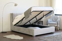 Cadre de lit moderne en tissu gris clair rembourré avec rangement intégré