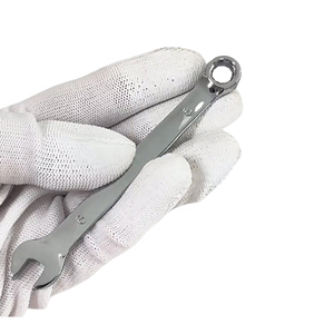 Llave de trinquete de doble propósito con acabado cromado pulido a espejo, que ahorra esfuerzo y es resistente a la oxidación, con caja abierta - Product Image 4