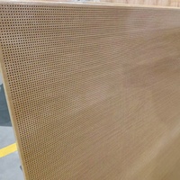 Panneau de plafond en aluminium perforé à micro-pores carrés modernes, imitation bois, absorption acoustique, pour usage en centre commercial