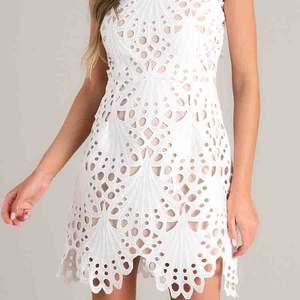 Robe mini en dentelle blanche, exquisement conçue et charmante, sur mesure, 100% polyester, broderie personnalisée. - Product Image 4