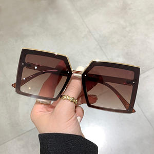 Gafas de Sol Hexagonales para Mujer Qianai, Lentes de PC con Protección UV400, Montura Gris Translúcida, Estilo Irregular Marrón, Gafas de Sol Modernas 2023 - Product Image 3