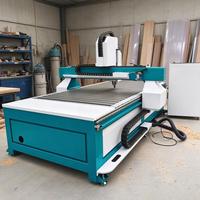 Machine de découpe et de gravure CNC pour la signalétique professionnelle, idéale pour les ateliers de signalétique, la gravure et la découpe de PVC, acrylique, aluminium et Alucobond.