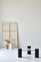Table basse moderne en bois de pin recyclé rond de style japonais minimaliste chic ethnique avec plateau en verre trempé