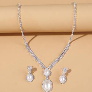 Conjunto de Collar y Pendientes de Lujo para Mujer, Glamuroso y Romántico, con Cadena de Garra Completa, Cristales de Estrás, Aleación de Zinc y Baño de Plata - Product Image 3