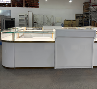 Vitrine de présentation de bijoux haut de gamme Maxsen Commercial Island, durable, personnalisable, avec coins arrondis en verre et éclairage LED pour magasin