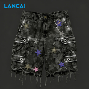 Shorts en jean cargo camouflage déchirés et imprimés sur toute la surface, style utilitaire, personnalisés par le fabricant, pour hommes - Collection 2026 - Product Image 1