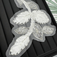Applique brodée florale blanche perlée avec sequins sur tulle pour robes de mariée, robes de cérémonie et décoration de vêtements