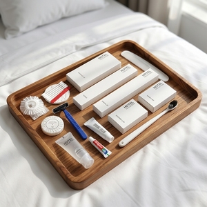 Kit de Amenidades de Baño Personalizado para Hotel, Bajo MOQ, Paquete Minimalista de Artículos de Aseo Desechables para Habitación de Hotel con Peine, Maquinilla de Afeitar y Pasta de Dientes - Product Image 1
