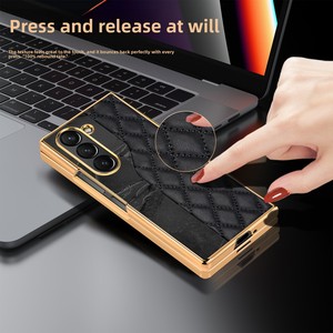 เคสโทรศัพท์พับได้ลายหินอ่อนสีชมพูสุดหรูสำหรับ Samsung Galaxy Z Fold6 ดีไซน์ลายนูนหนังเทียม - Product Image 3