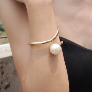 HANSIDON Chic Mô Phỏng Ngọc Trai Bracelet Cuff Hợp Kim Hình Học Handmade Thời Trang Vòng Tay Hợp Thời Trang Statement Jewelry Phụ Nữ Bangle - Product Image 2