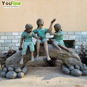 Moderne Outdoor Park Decor Gieten Koperen Bronzen Kinderen Standbeeld Zittend Op Een Stronk