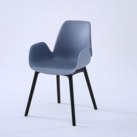 Chaises en plastique plein format pour extérieur, style nordique, avec accoudoirs en PP, pour restaurant, salle à manger, mobilier