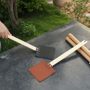 Vente en gros de tapettes à mouches en cuir PU avec manche en bois, personnalisables, perforées, outil durable de lutte antiparasitaire - Product Image 5