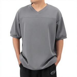 เสื้อยืดคอกลมแขนสั้นทรงโอเวอร์ไซส์สีเทาสำหรับผู้ชาย ผลิตจากผ้าไหมพรมเนื้อนุ่ม น้ำหนัก 220 กรัม แห้งเร็ว เป็นมิตรต่อสิ่งแวดล้อม พิมพ์ลายสกรีน สีพื้น ผ้าถัก 100% สวมใส่สบาย - Product Image 1
