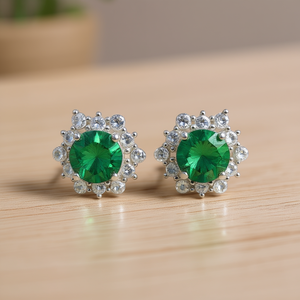 Orecchini a perno in oro bianco con zirconi, taglio brillante rotondo, design floreale, montatura a griffe, gioielli classici da donna per feste - Product Image 2