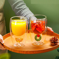 Mug en verre à thème de Noël créatif, verre à boire en verre soufflé à la main avec un arbre de Noël intégré, un chapeau de Père Noël, un ornement de Noël, décoration de Noël