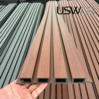 Panneaux de grille murale extérieure en composite bois-plastique, design à lattes pour la décoration de façade de maison, finition anti-UV et résistante à la décoloration