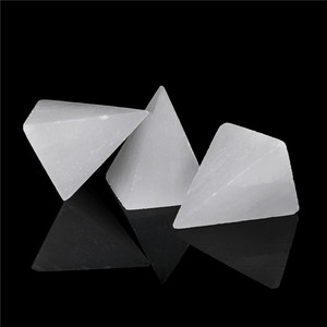 Mundo de cristales Feng Shui, pirámide de <span class=keywords><strong>selenita</strong></span> grabada - Product Image 3