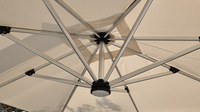 Payung Cantilever Aluminium Outdoor dengan Lampu LED Terbaru untuk Hotel Resort, Perlindungan UV, Desain Modern, Payung Patio