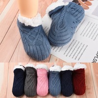 Vente en gros de chaussettes pantoufles antidérapantes pour bébé adulte chaussettes de maison en polaire Sherpa pour l'hiver chaussettes de sommeil antidérapantes pour sol intérieur avec poignées