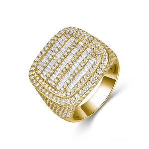 แหวนฮิปฮอปประดับมอสซาไนต์ทรงเอเมอรัลด์ 4.024 กะรัต ตัวเรือนเงินแท้ 925 ชุบแพลตตินั่ม พร้อมใบรับรองการฝังแบบ Pave Setting สำหรับทั้งชายและหญิง น้ำหนัก 13.6 กรัม - Product Image 2