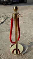 Poteau de délimitation rond doré brillant avec corde en velours rouge pour événements de cérémonie et tapis rouge