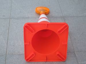 أقماع مرور أمانية برتقالية عاكسة مقاس 900 مم و700 مم من البولي فينيل كلوريد (PVC) الأكثر مبيعًا من المورد - Product Image 3