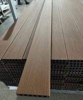 Plancher composite WPC coextrudé SINKO, directement de l'usine, moderne, antidérapant, texture brossée, grain de bois, imperméable, pour jardin