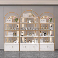 Étagère de présentation de maquillage dorée pour magasin de cosmétiques avec éclairage LED, présentoir à trois niveaux pour parfums avec armoire, logo personnalisé