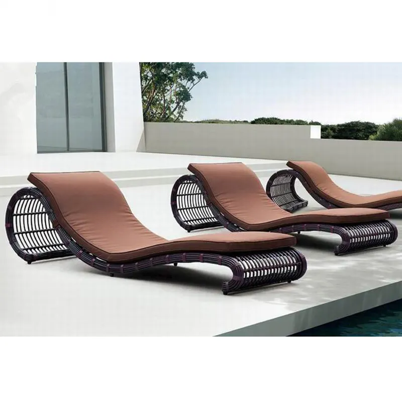 Venta al por mayor de moda Hotel piscina mimbre cama reclinable jardín playa muebles de exterior sillas tumbonas