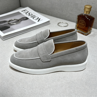 Mocassins de luxe discrets 2026 pour hommes, mocassins minimalistes en daim, chaussures à enfiler à semelle blanche de luxe discret pour l'été, vente en gros usine
