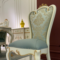 Ensemble de meubles de salle à manger Prestige Provincial avec table à manger oblongue, décorée de motifs en relief, festonnée, laquée et dorée
