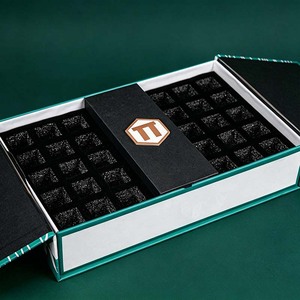 Boîte cadeau de poudre de chocolat Fu Han Billiard, double ouverture, fermeture magnétique, emballage en carton gris - Product Image 1