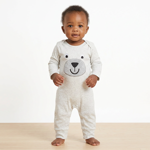 Lindo pelele de algodón tejido con apliques de oso para bebés, unisex, manga larga, cuello redondo, cierre a presión - Product Image 1