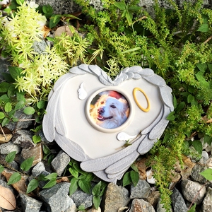 Lápida de Resina en Forma de Corazón para Mascotas con Marco de Fotos y Alas de Ángel, Marcador Conmemorativo Personalizable para Perros y Gatos para Jardín o Cementerio al Aire Libre - Product Image 5