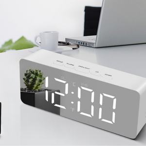 Reloj Despertador Digital LED Multifunción con Pantalla Blanca, Función Snooze, Reloj de Mesa Moderno con Espejo, Lámpara de Mesa LED con Luz Blanca y Azul - Product Image 6
