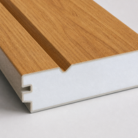 Panneau de bardage isolant en grain de chêne avec âme isolante en PU de 16 mm et rainure en U pour mur de poulailler ou abri à poulets de chair
