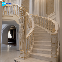 Rampe d'escalier en marbre de style européen avec balustres sculptés à la main et poteau de balustrade à figure masculine pour la décoration intérieure de villas de luxe