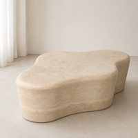 Table basse en travertin beige crème moderne et architecturale avec support en pierre courbé pour salle de bain et salon