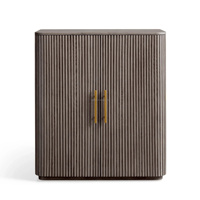 Modernité haut de gamme, détails cannelés pour villa de luxe, armoire à vin, buffet, commode à liqueurs, personnalisation sur mesure