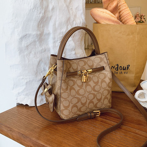 Vente en gros Fabrication de sacs Nouvelle impression classique Sac fourre-tout seau élégant pour femmes Sacs à bandoulière imprimés personnalisés pour femmes - Product Image 1
