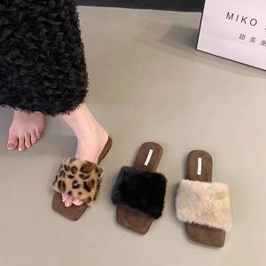 Sandales plates décontractées vintage à imprimé léopard en fourrure marron, antidérapantes, respirantes et rembourrées, couleur kaki - Product Image 2