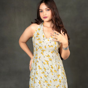 Top Kurti Halter con Estampado Floral Aarsi Premium, Tela Transpirable, Elegante para Fiestas de Verano, Estilo Fusion, Dobladillo Acampanado, Sin Arrugas, de Secado Rápido - Product Image 1